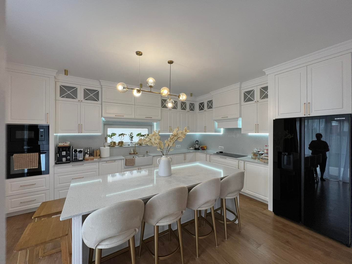 Bucătărie modernă la comandă Senaumob - mobilier personalizat cu finisaje premium